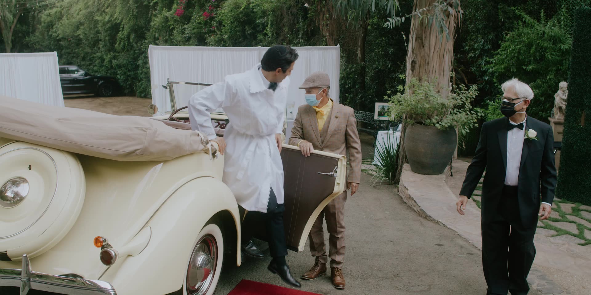 A vintage car in the drive at the Houdini Estate