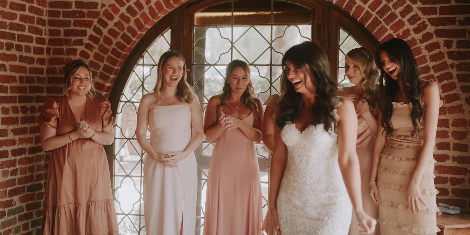Kelly with her bridesmaids in the brick archway at Hummingbird Nest Ranch